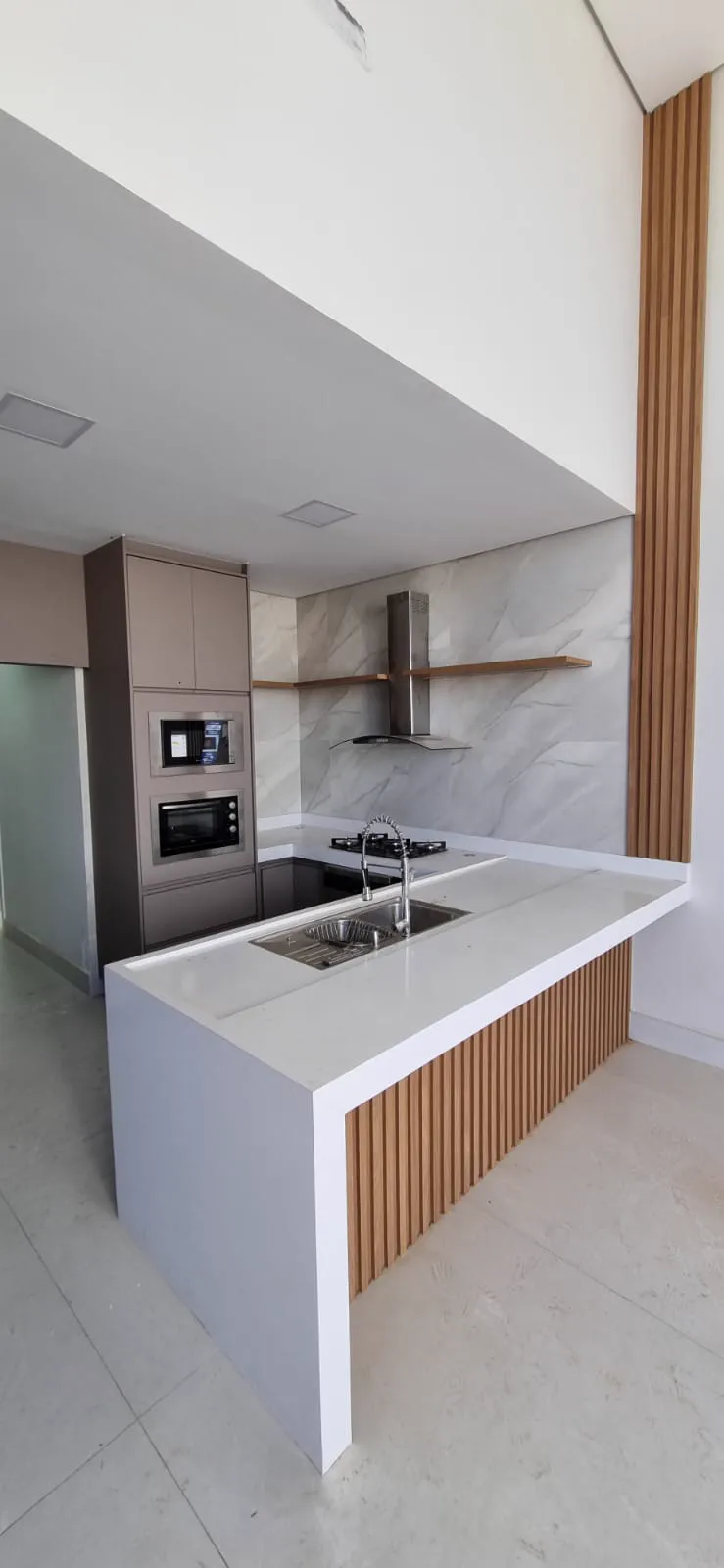 Bancada de quartzo branco em área gourmet em Nova Odessa SP