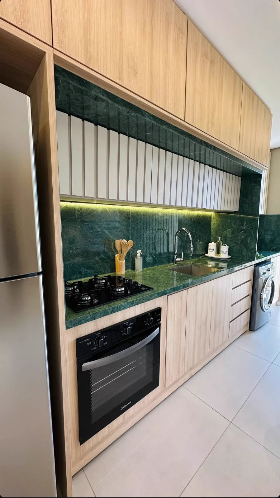Bancada de mármore Carrara em cozinha planejada em Americana SP